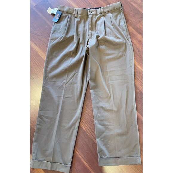 Dockers Men's Comfort Brown Khaki pants Relaxed Fit, Pleated, with Stretch 33x30 - Picture 1 of 3